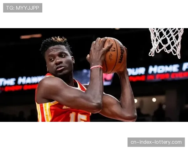 老鹰特雷-杨因伤退场,球队进攻从动态挡拆转为更多无球跑动